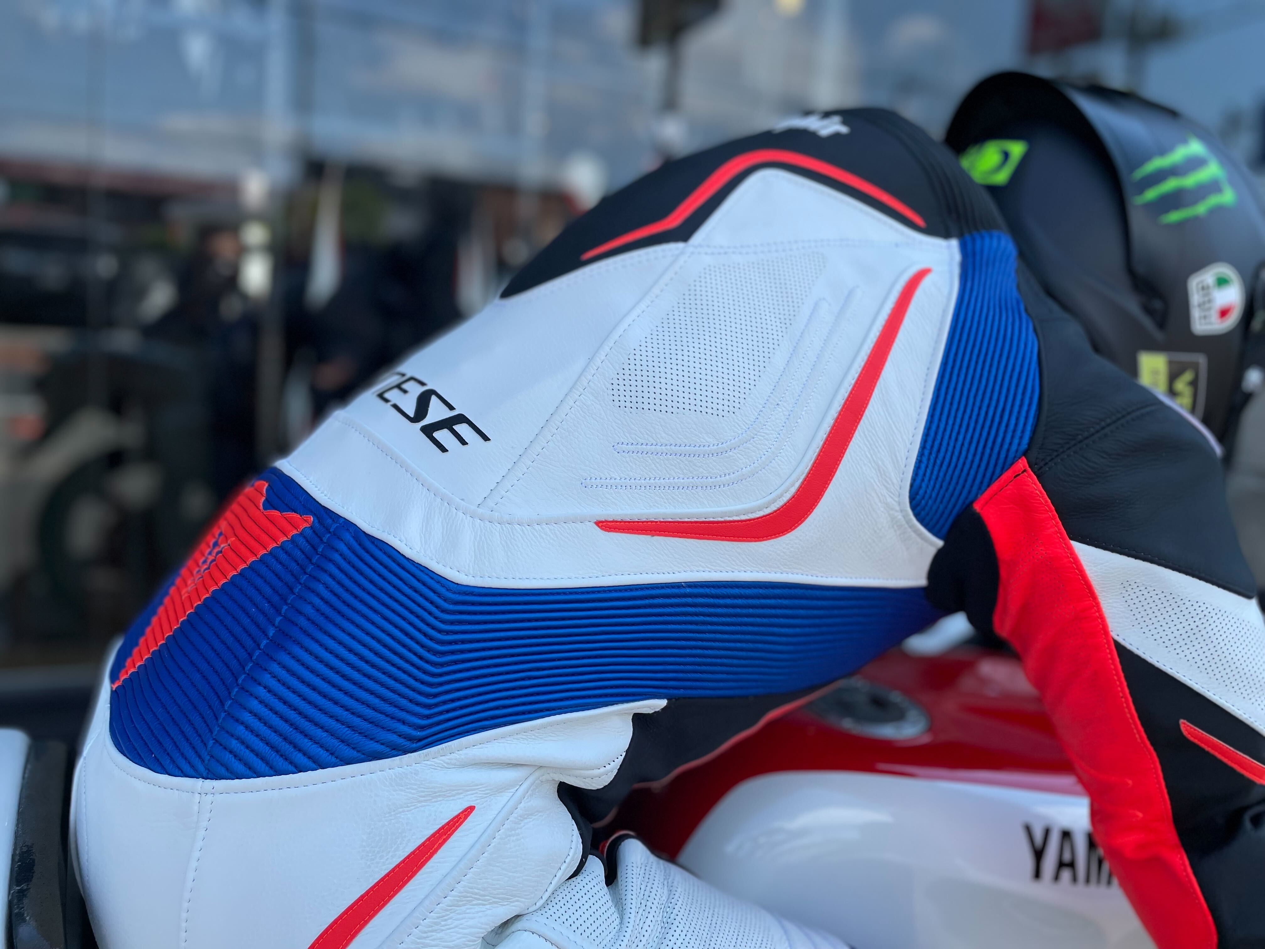 人気レザースーツのフィット感を実際にバイクに跨ってレビュー！